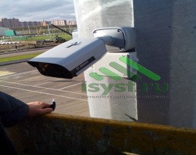 Установленная камера видеонаблюдения на улице